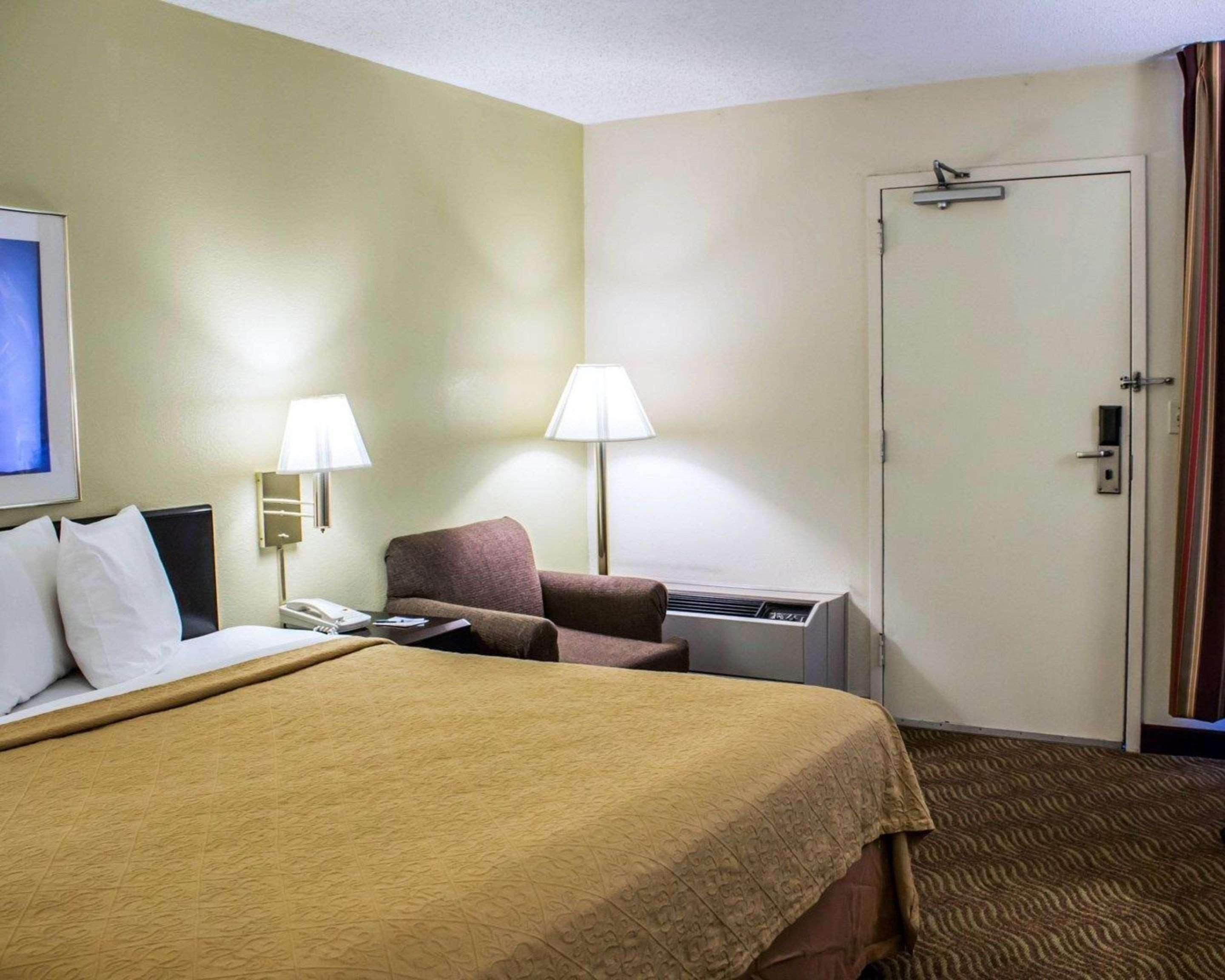 Quality Inn Роки Маунт Екстериор снимка