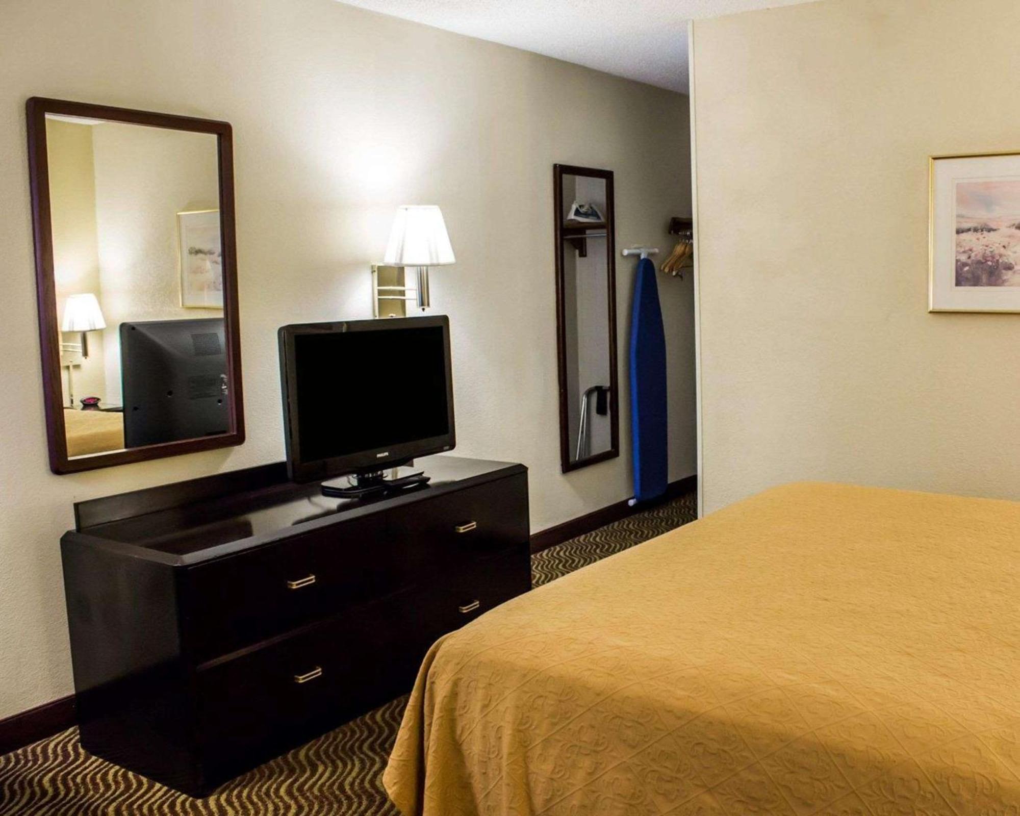 Quality Inn Роки Маунт Екстериор снимка