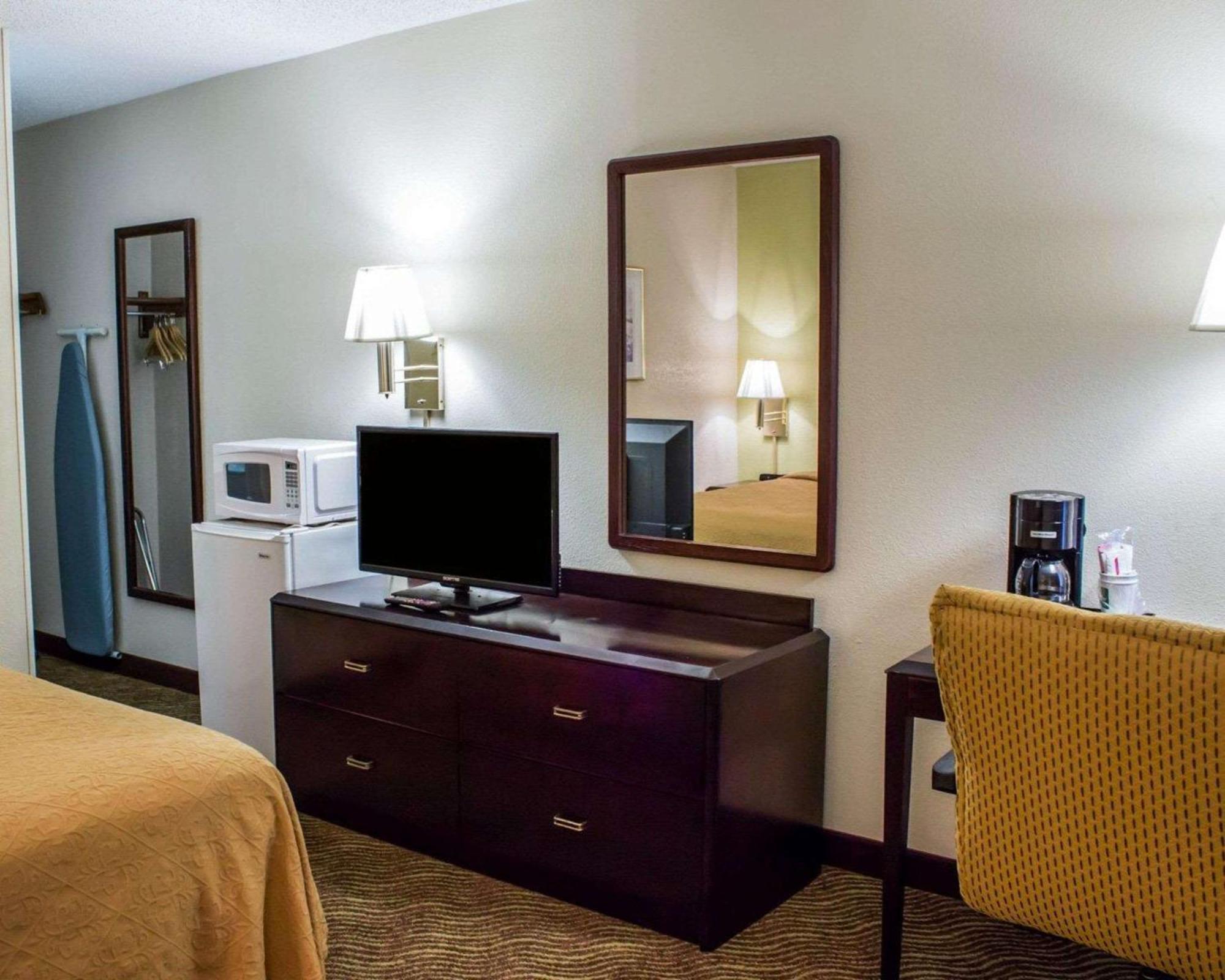 Quality Inn Роки Маунт Екстериор снимка