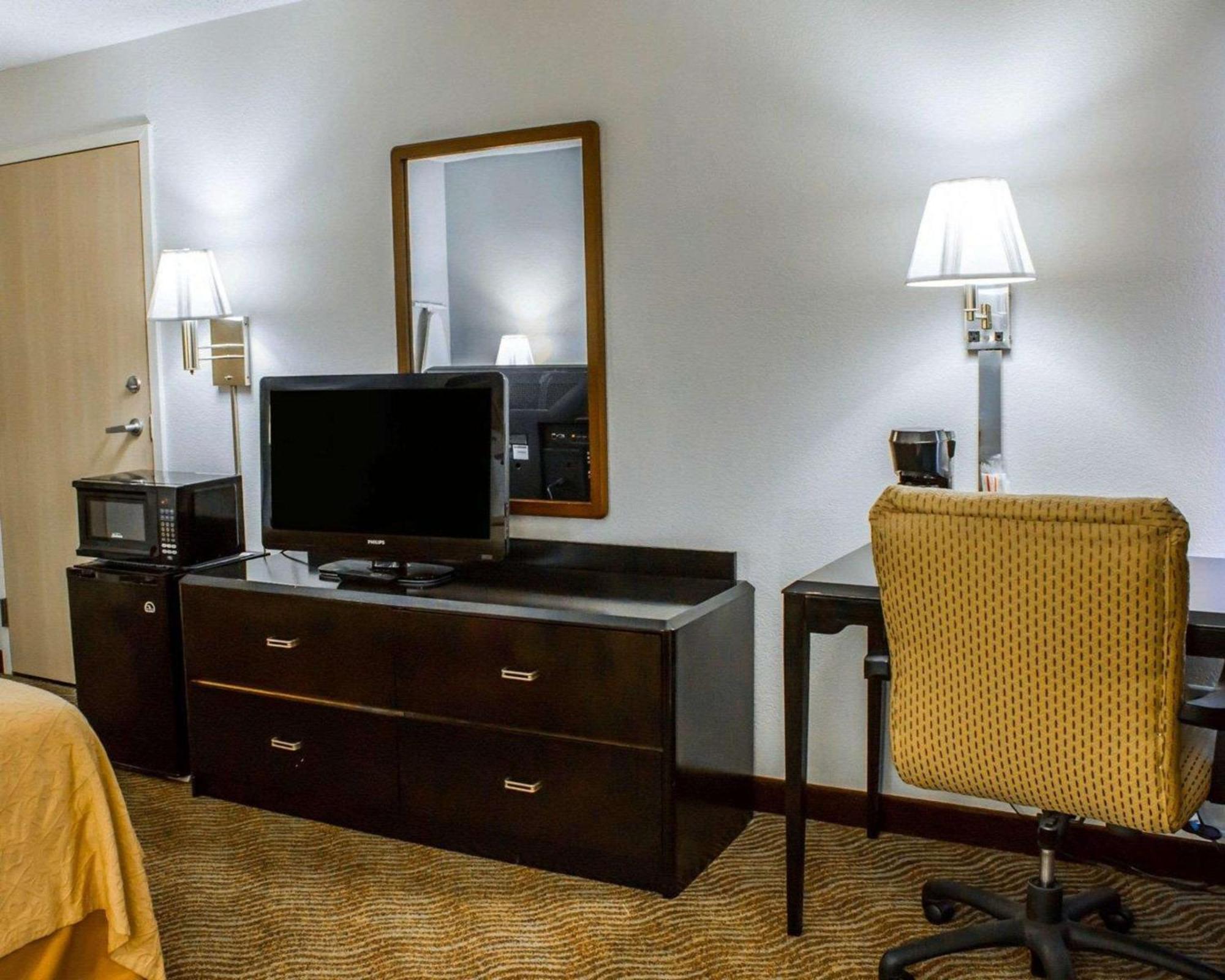 Quality Inn Роки Маунт Екстериор снимка