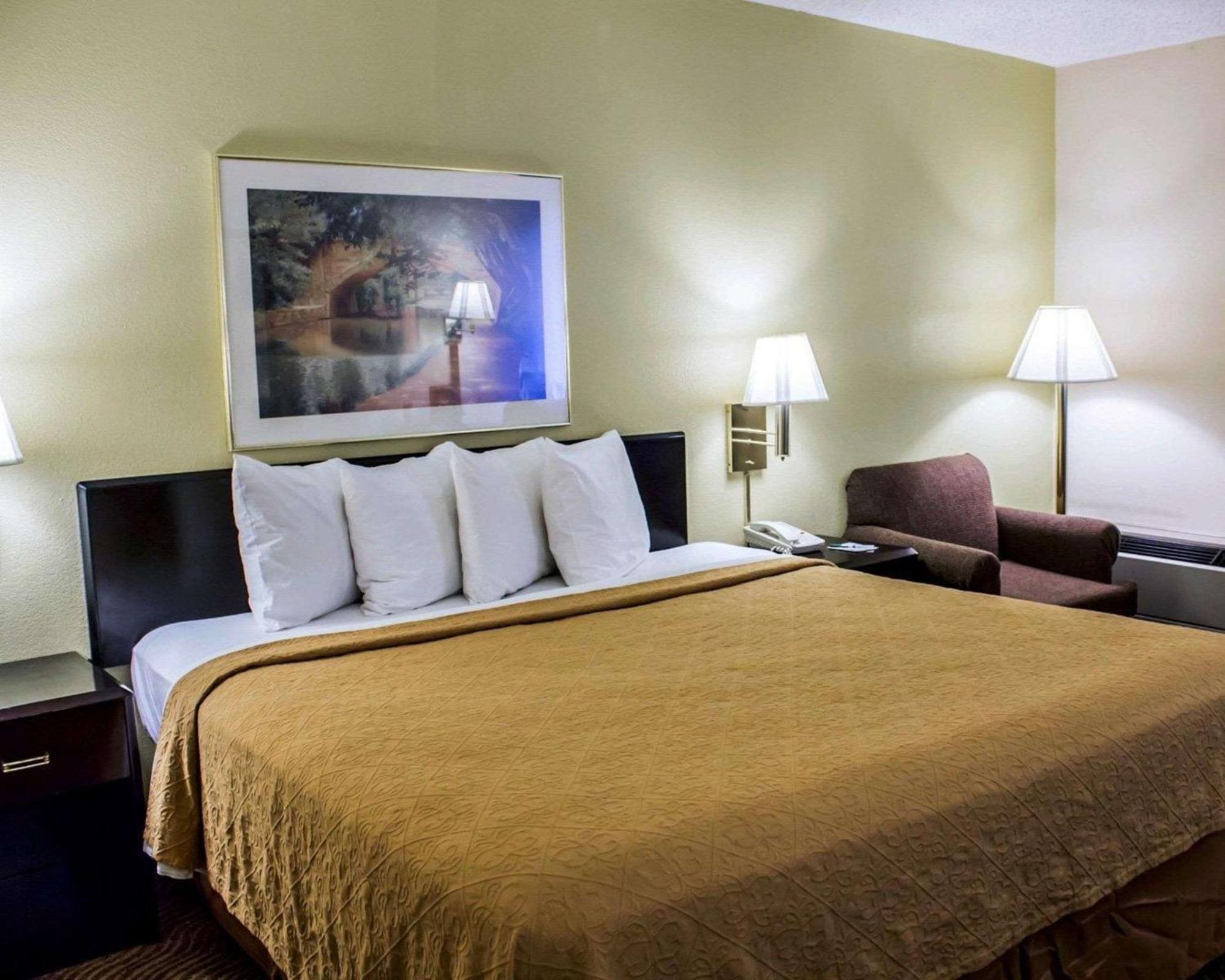 Quality Inn Роки Маунт Екстериор снимка